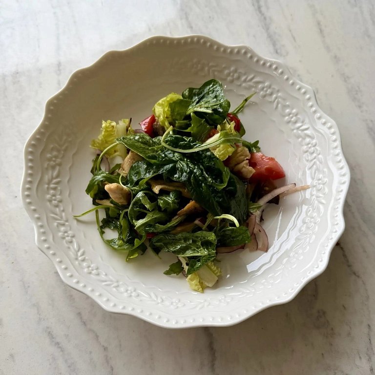Л Салат с запеченным перцем, куриной грудкой и грибами